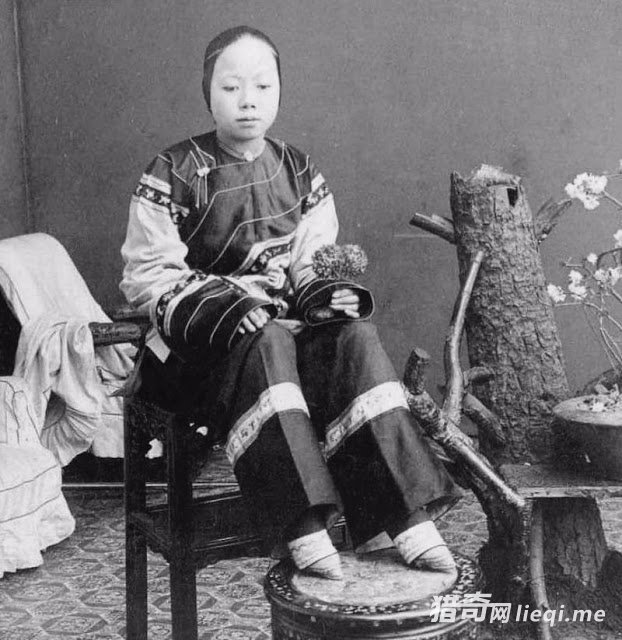 30�ž�ʱ����Ů�˵�����Ƭ���ع���С��Ϊ�����Ǹ����(2)