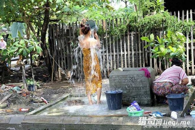 ����һ��û��ԡ�� Ů��ֻ�ܵ���