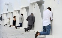 ��Ů�ǲμӾ޴�¶������