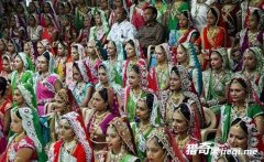 ӡ����ʯ���һ�μ޵�236��Ů��������ÿ��50��ƽ��ױ